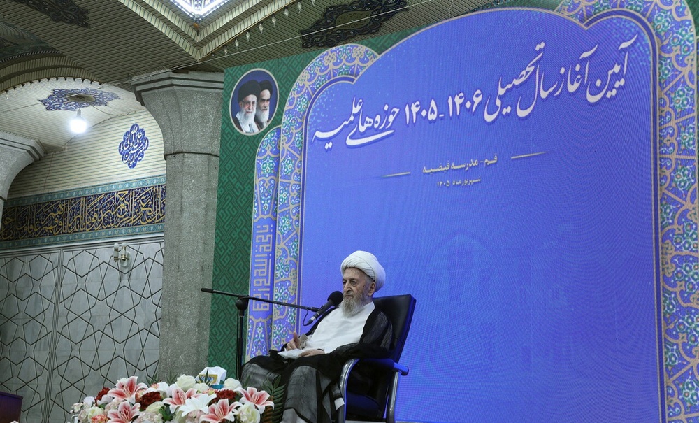 انقلاب اسلامی جزئی از برکات حوزه علمیه قم است/ فقه و اصول محور اصلی آموزش حوزه باقی بماند