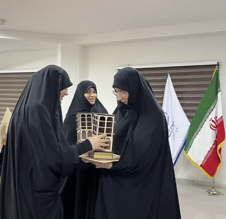 تجلیل از مدیران و معاونان برتر مدارس علمیه خواهران هرمزگان در نشست فصلی بندر خمیر