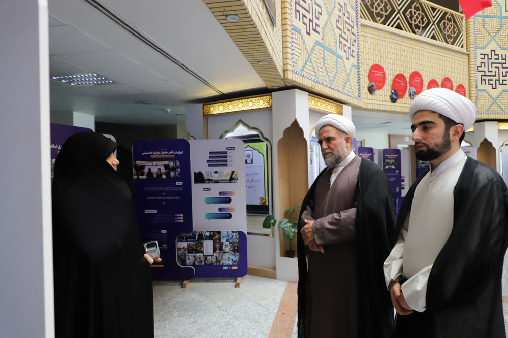 بازدید معاون تبلیغ حوزه علمیه قم از نمایشگاه «بانوی ایرانی، الگوی سوم»/ تأکید بر بهره‌گیری مربیان طرح امین از محتوای نمایشگاه
