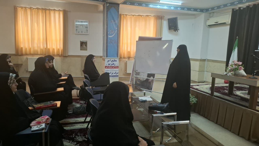 دومین دوره تربیتی زن، گوهر عفاف و نقشآفرینی اجتماعی در سنندج برگزار شد