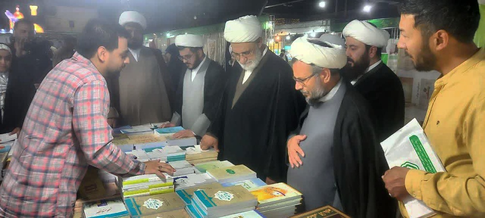 بازدید مدیر حوزه علمیه خراسان از غرفه مرکز نشر هاجر