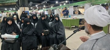 بازدید طلاب مدرسه علمیه رفسنجان از نمایشگاه کتب حوزوی و معارف اسلامی در مشهد