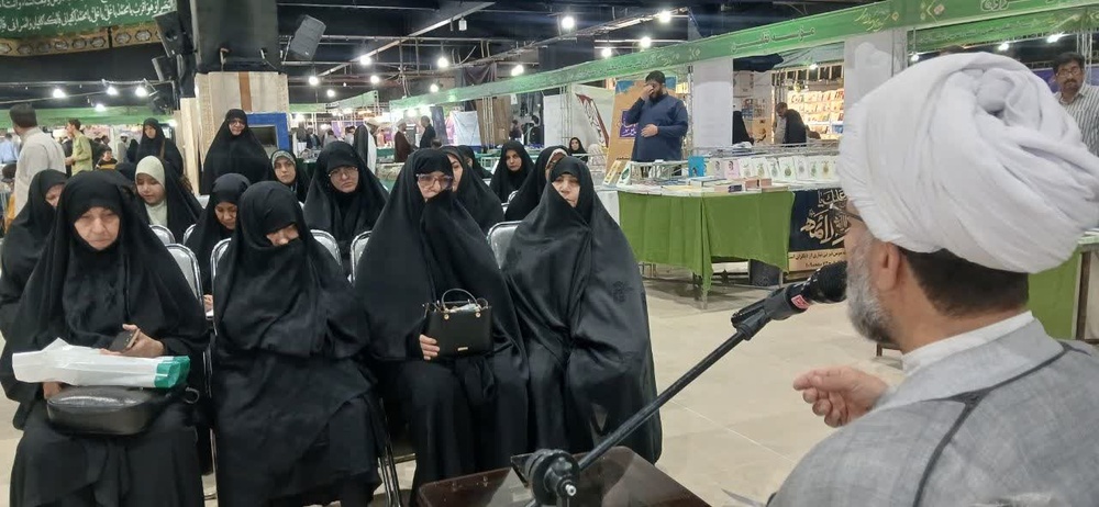 بازدید طلاب مدرسه علمیه رفسنجان از نمایشگاه کتب حوزوی و معارف اسلامی در مشهد
