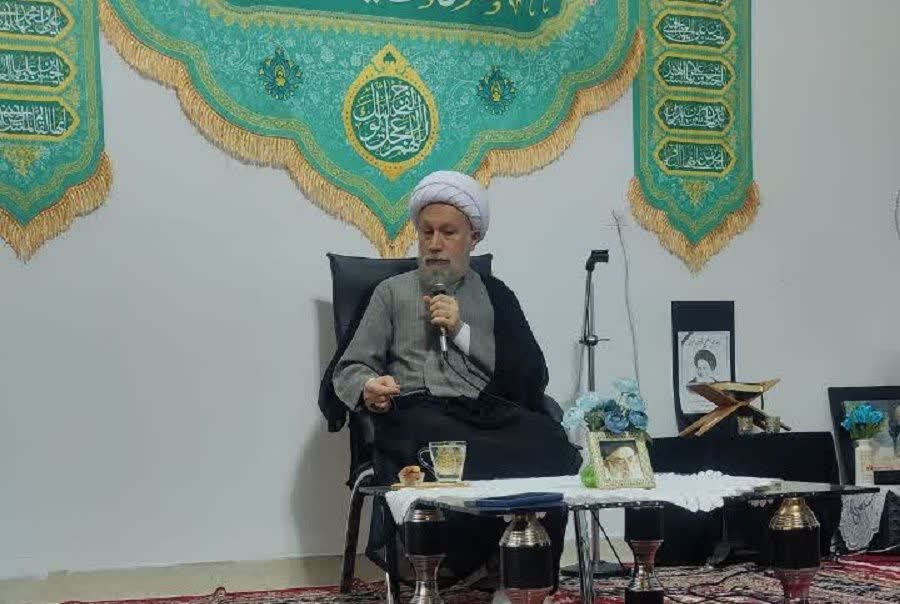 طلاب خواهر در عرصه‌های علمی و تربیتی نقش‌آفرین باشند