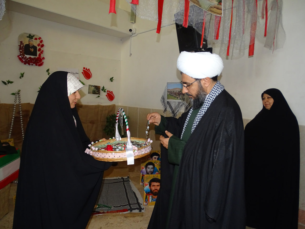 روایت تصویری از افتتاح نمایشگاه دفاع مقدس در مدرسه علمیه تخصصی فاطمه‌الزهرا(س) اصفهان