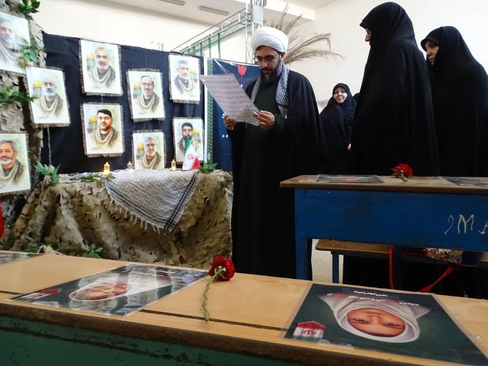 تصاویر/افتتاح نمایشگاه دفاع مقدس در مدرسه علمیه تخصصی فاطمه‌الزهرا(س) اصفهان