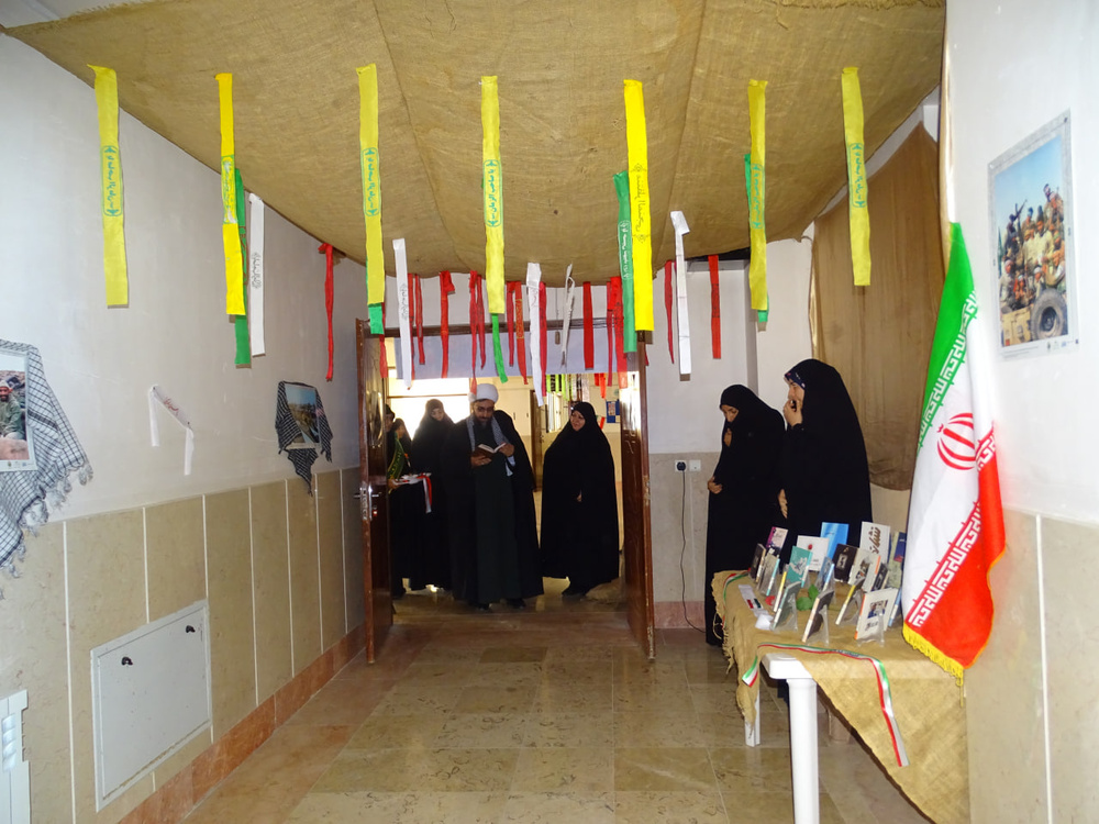 روایت https://media2.kowsarnews.ir/d/2026/09/27/4/147207.jpg?ts=1790500865095تصویری از افتتاح نمایشگاه دفاع مقدس در مدرسه علمیه تخصصی فاطمه‌الزهرا(س) اصفهان