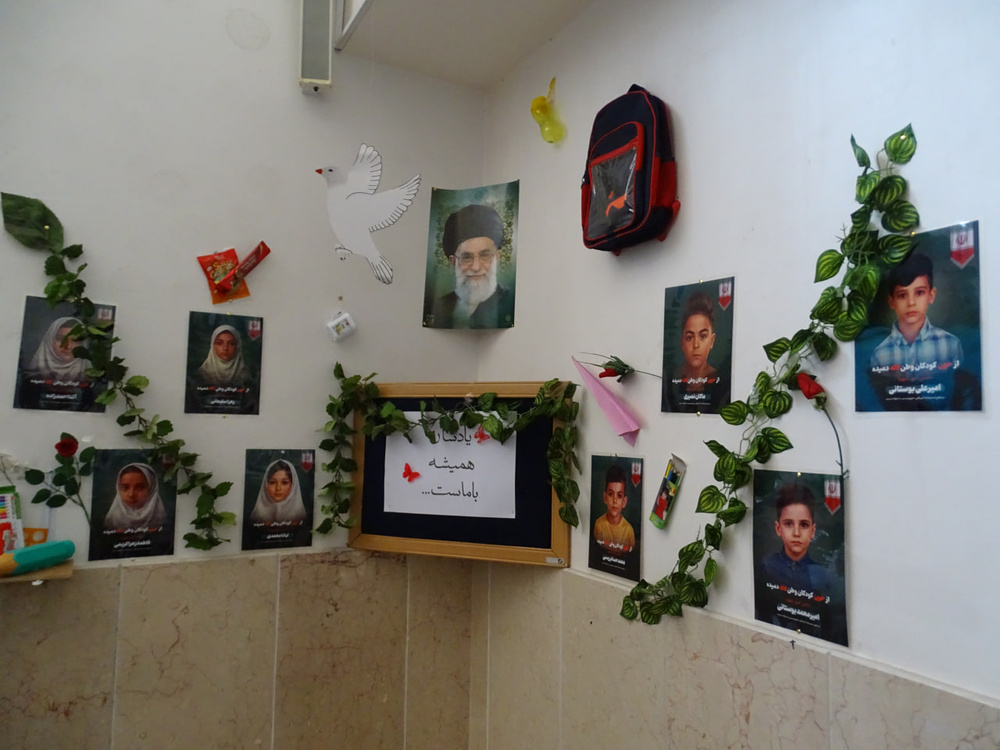 روایت تصویری از افتتاح نمایشگاه دفاع مقدس در مدرسه علمیه تخصصی فاطمه‌الزهرا(س) اصفهان