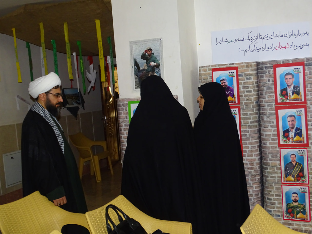 روایت تصویری از افتتاح نمایشگاه دفاع مقدس در مدرسه علمیه تخصصی فاطمه‌الزهرا(س) اصفهان