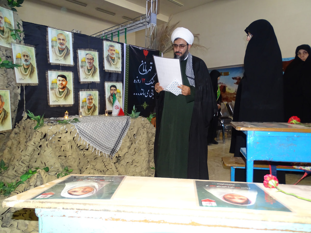 روایت تصویری از افتتاح نمایشگاه دفاع مقدس در مدرسه علمیه تخصصی فاطمه‌الزهرا(س) اصفهان