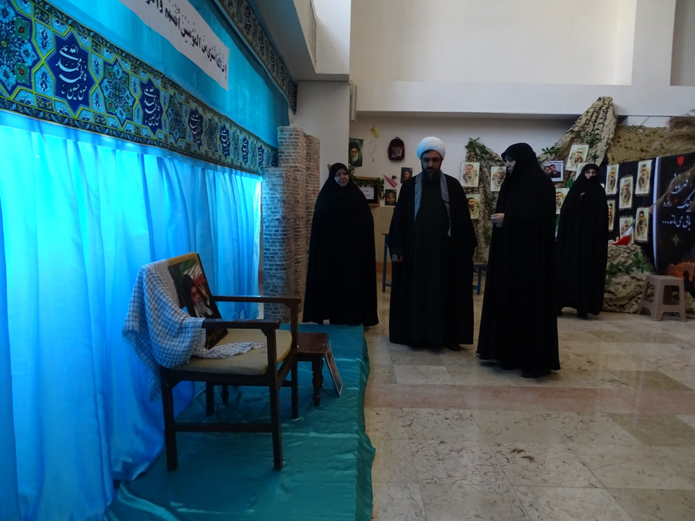 روایت تصویری از افتتاح نمایشگاه دفاع مقدس در مدرسه علمیه تخصصی فاطمه‌الزهرا(س) اصفهان