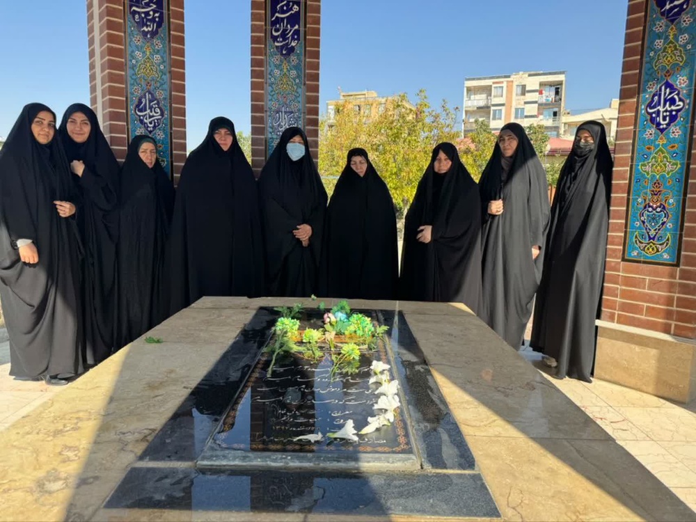 برگزاری مراسم غبارروبی مزار شهید گمنام در حوزه علمیه حضرت زینب (س) به مناسبت هفته دفاع مقدس