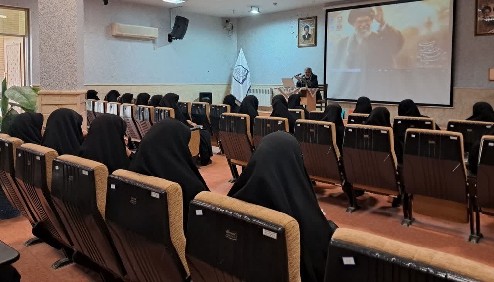 تبیین ابعاد دفاع مقدس و جنگ نرم در مدرسه فاطمه‌الزهرا(س) اردکان
