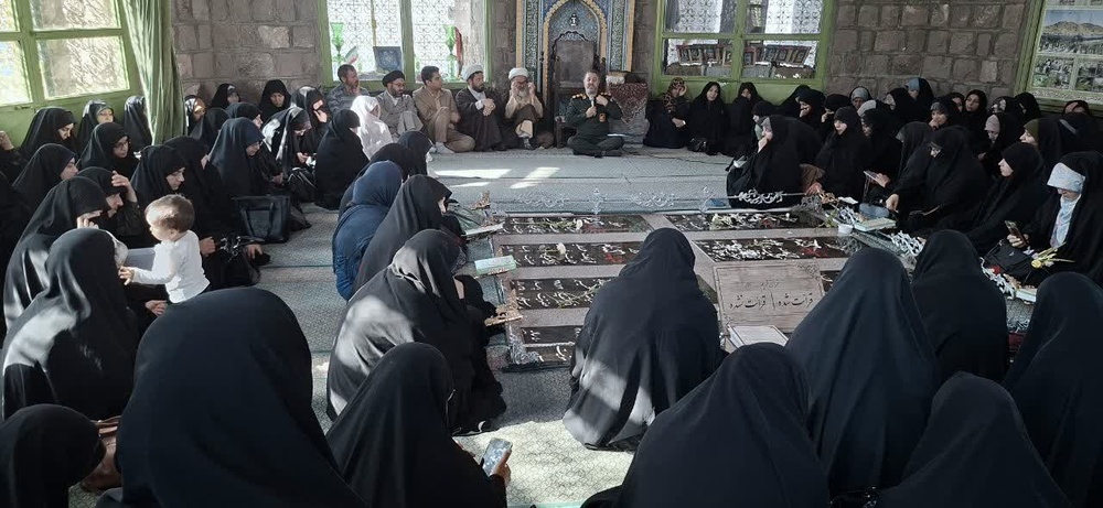 تأکید بر انتقال فرهنگ دفاع مقدس به نسل جوان و طلاب در یادمان شهدای گمنام زنجان