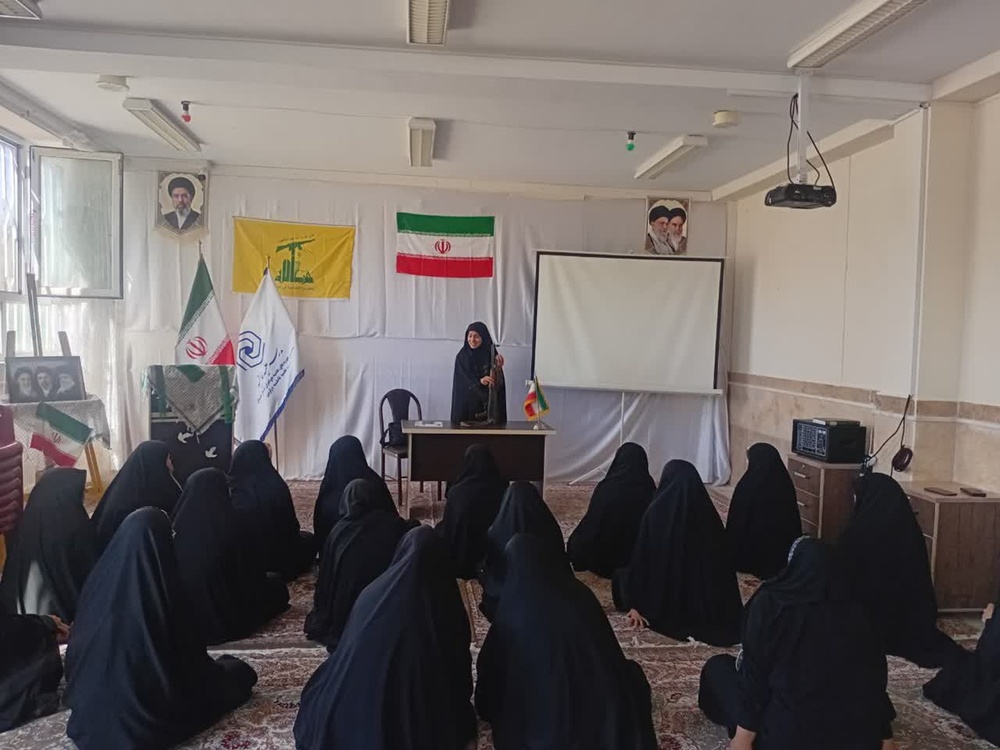 برگزاری کارگاه آموزشی اسلحه شناسی و مبانی نظامی برای طلاب مدرسه علمیه خواهران فاطمیه قروه درجزین