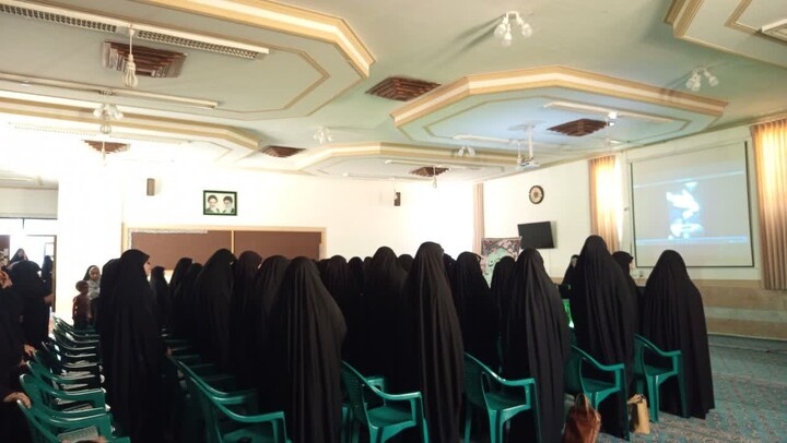 ویژه‌برنامه هفته دفاع مقدس در مدرسه علمیه حضرت زینب(س) کرمان