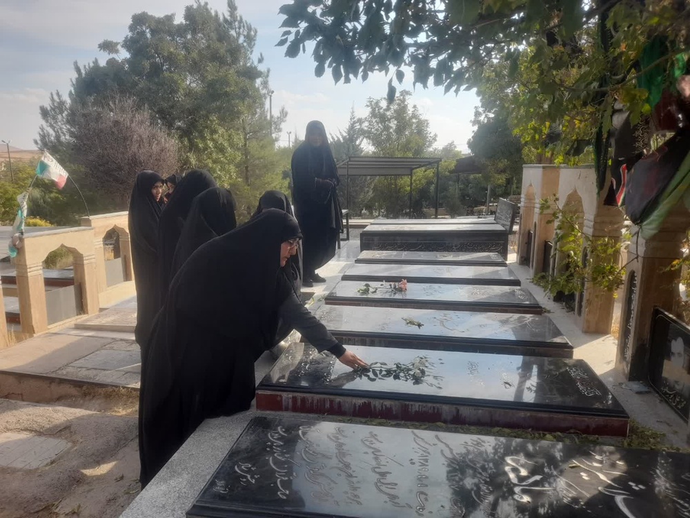 تجدید میثاق طلاب مدرسه علمیه ریحانه الرسول شهرستان دلفان با آرمان‌های شهدا