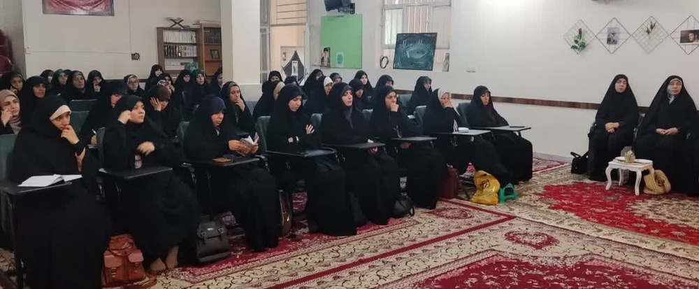 برگزاری نشست تبیینی جنگ شناختی و تجلیل از چهار طلبه خواهر شهید در شاهین‌شهر