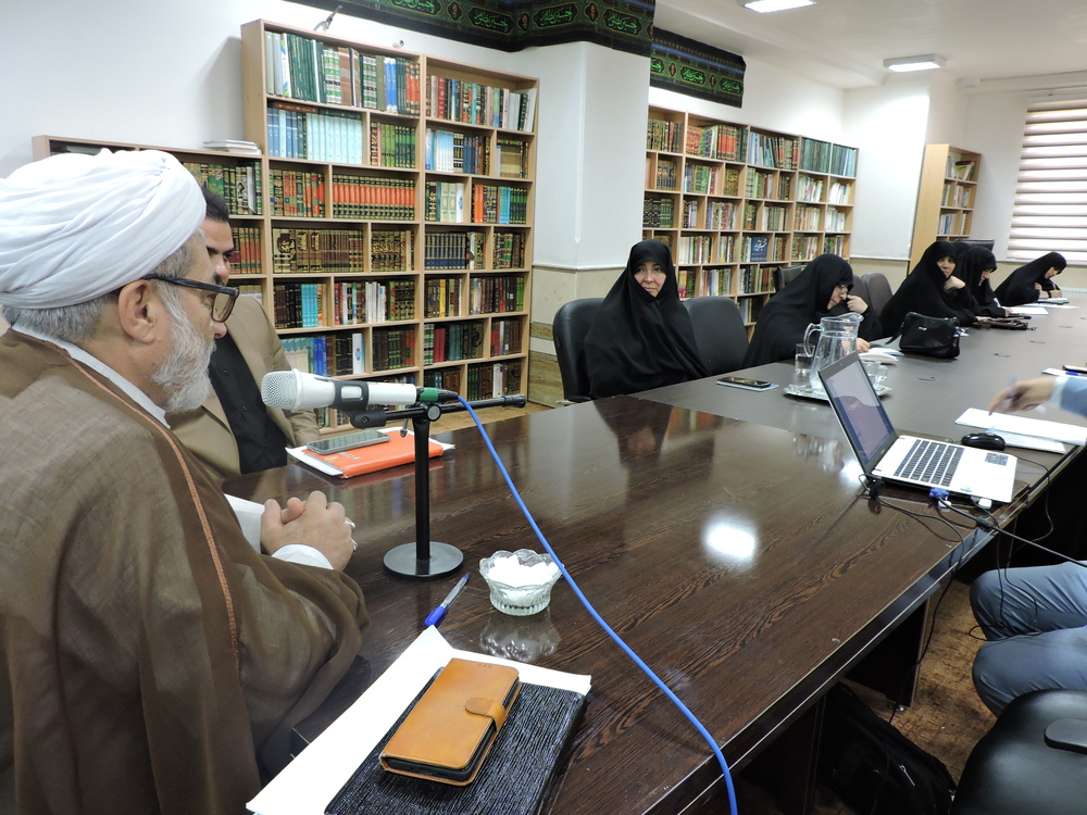 تأکید بر مدیریت داده‌محور در مدارس علمیه خواهران/ مدیران، راهبران اصلی هم‌افزایی با هیئت‌های امنا هستند