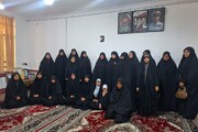 نوای شهیدانه زیستن در خانه‌های آسمانی؛ دیدار طلاب جنت‌شهر با خانواده شهدای جنگ رمضان