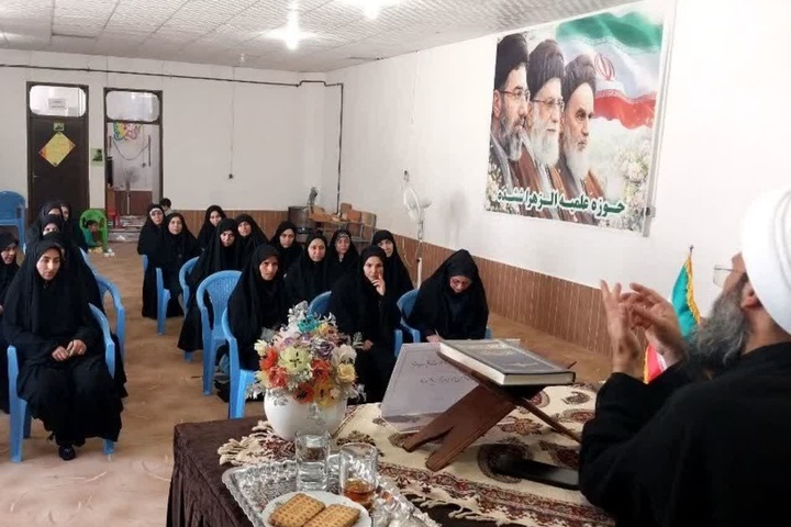 تفاوت ماهوی انقلاب اسلامی با انقلاب‌های کلاسیک جهان/ تأکید بر استقلال و بازخوانی تاریخ استعمار در نشست حوزه علمیه ششده