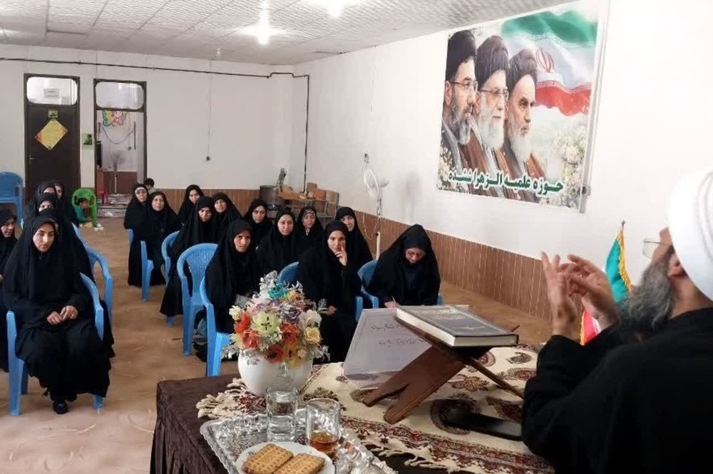 تفاوت ماهوی انقلاب اسلامی با انقلاب‌های کلاسیک جهان/ تأکید بر استقلال و بازخوانی تاریخ استعمار در نشست حوزه علمیه ششده