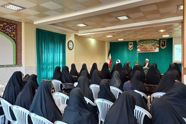 بانوان طلبه هم عالمه و هم تبیینگر معارف دینی باشند