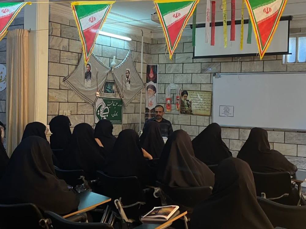 برگزاری نشست سیاسی بهمناسبت هفته دفاعمقدس در مدرسه علمیه تخصصی فاطمیه (س) کاشان