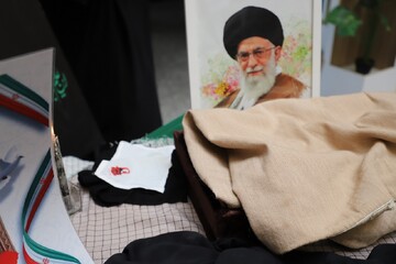 تصاویر/ تبرک عبای رهبر شهید انقلاب اسلامی در مرکز مدیریت حوزه‌های علمیه خواهران