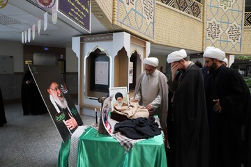 تصاویر/ تبرک عبای رهبر شهید انقلاب اسلامی در مرکز مدیریت حوزه‌های علمیه خواهران