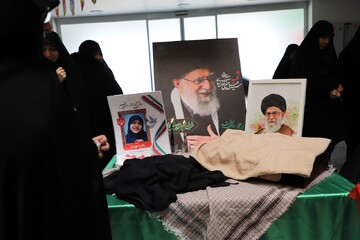 تصاویر/ تبرک عبای رهبر شهید انقلاب اسلامی در مرکز مدیریت حوزه‌های علمیه خواهران