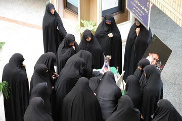 تصاویر/ تبرک عبای رهبر شهید انقلاب اسلامی در مرکز مدیریت حوزه‌های علمیه خواهران
