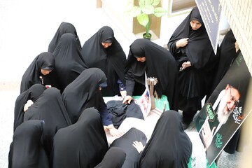 تصاویر/ تبرک عبای رهبر شهید انقلاب اسلامی در مرکز مدیریت حوزه‌های علمیه خواهران