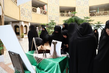 تصاویر/ تبرک عبای رهبر شهید انقلاب اسلامی در مرکز مدیریت حوزه‌های علمیه خواهران