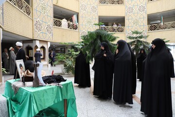 تصاویر/ تبرک عبای رهبر شهید انقلاب اسلامی در مرکز مدیریت حوزه‌های علمیه خواهران