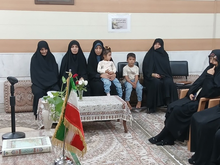 تکریم خانواده شهید احمد احمدی در مدرسه علمیه فاطمیه نجف‌آباد