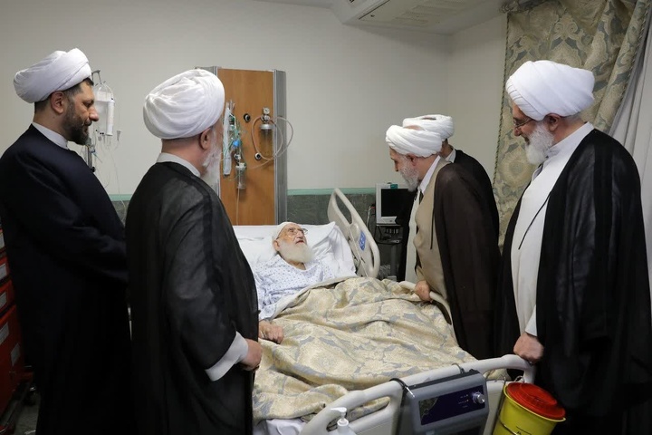 عیادت نمایندگان رهبر معظم انقلاب از آیت‌الله العظمی نوری‌همدانی + تصاویر