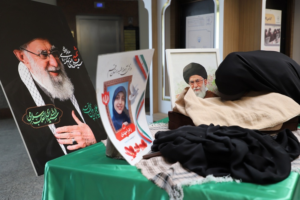 تصاویر/ تبرک عبای رهبر شهید انقلاب اسلامی در مرکز مدیریت حوزه‌های علمیه خواهران