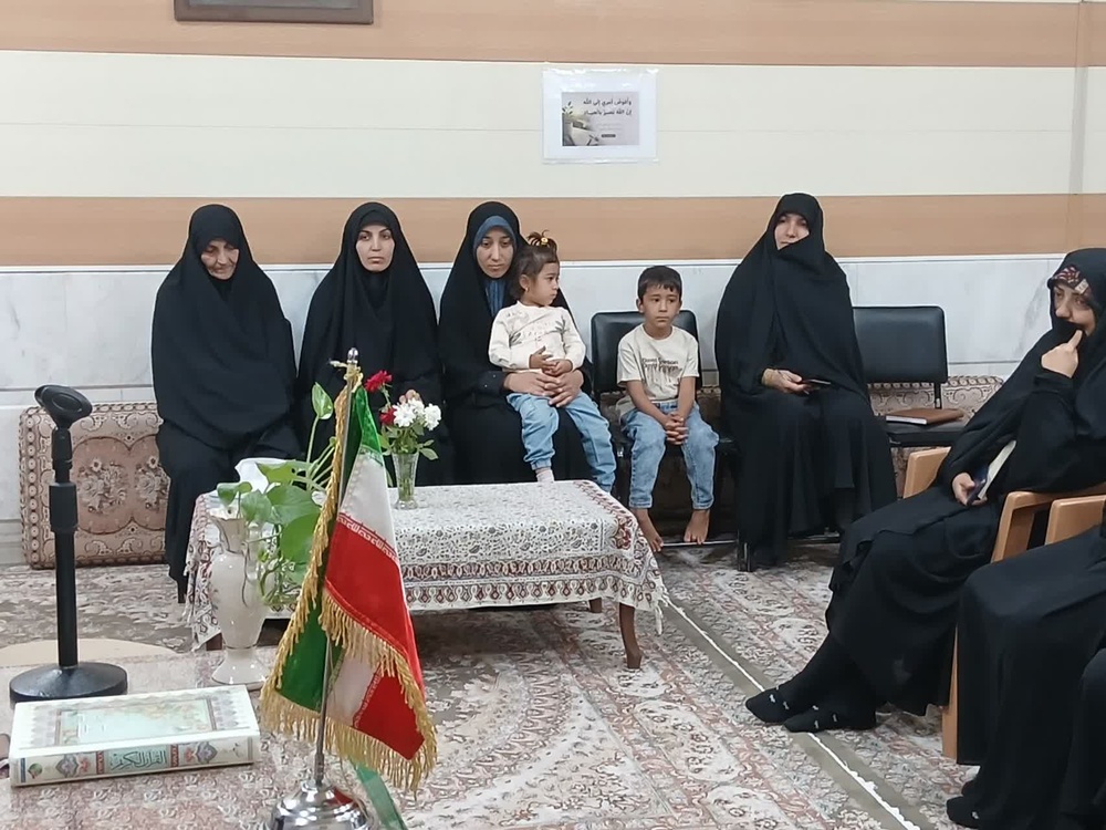 تکریم خانواده شهید احمد احمدی در مدرسه علمیه فاطمیه نجف‌آباد