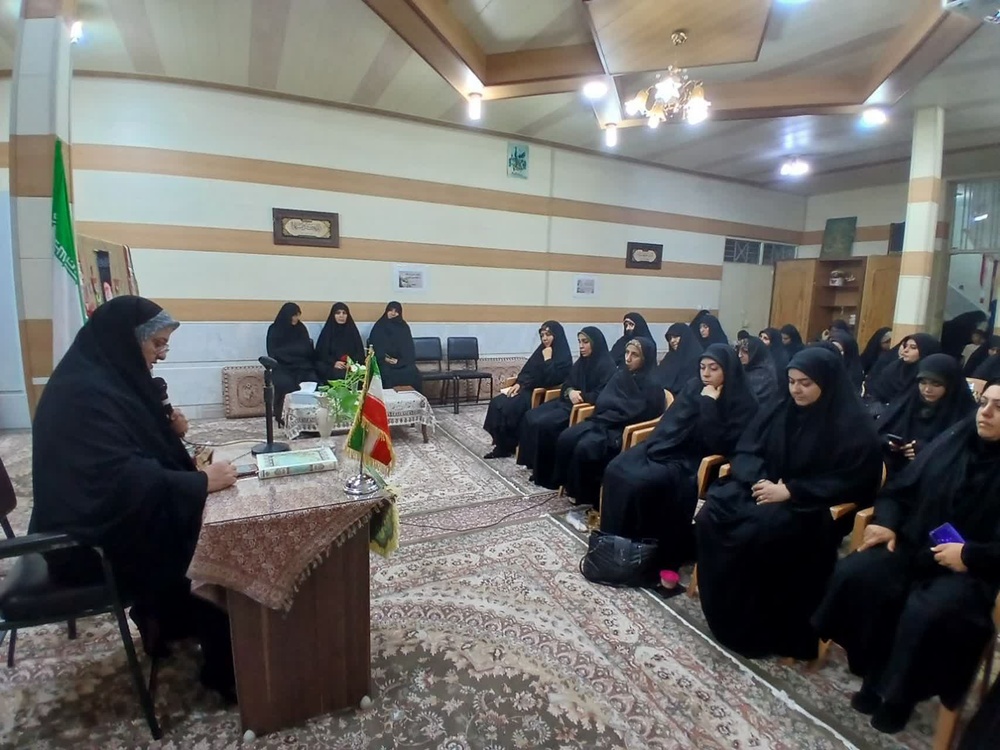 تکریم خانواده شهید احمد احمدی در مدرسه علمیه فاطمیه نجف‌آباد