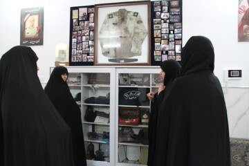 مدیر حوزه علمیه خواهران استان قم با خانواده شهید عباس اسدی دیدار کرد