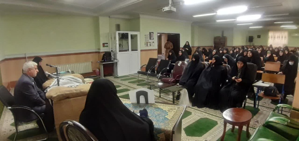 فراتر از سنگرهای تبلیغ؛ واکاوی ابعاد راهبردی حضور روحانیت در دفاع مقدس در کرسی آزاداندیشی مدرسه علمیه ایلام