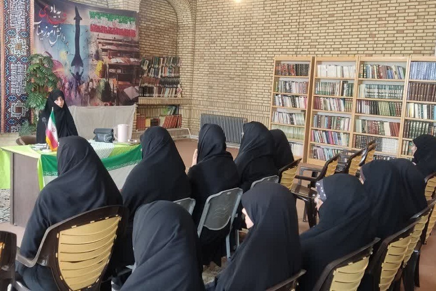 خواهران طلبه تفتی با شیوه‌های خلاقانه تبیین دستاوردهای انقلاب آشنا شدند