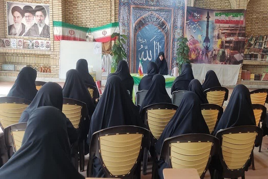 خواهران طلبه تفتی با شیوه‌های خلاقانه تبیین دستاوردهای انقلاب آشنا شدند