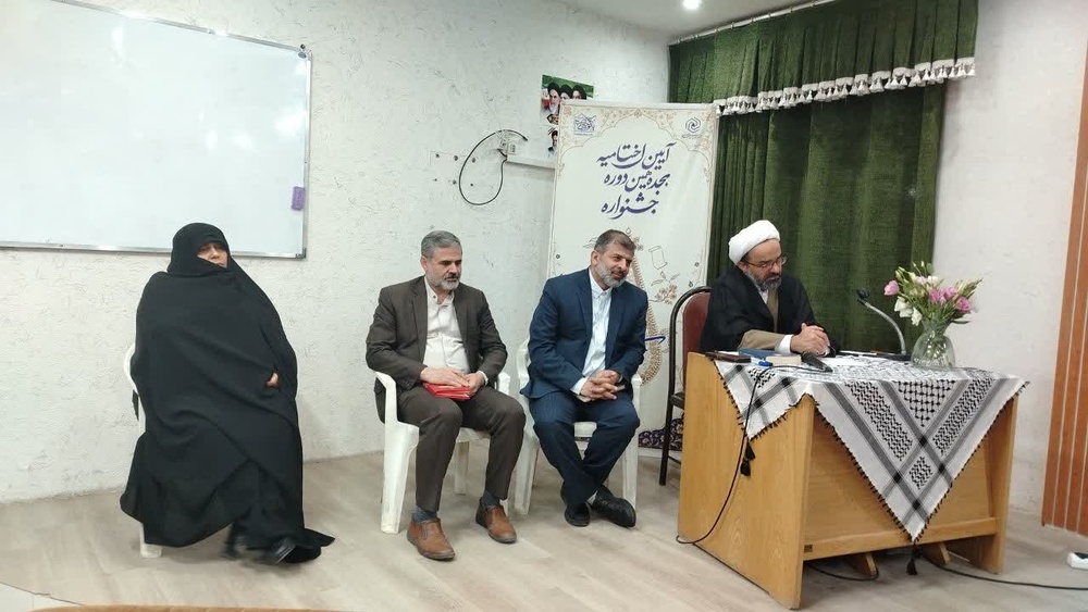 برگزاری نشست صمیمی نخبگان و برگزیدگان جشنواره بانوی کرامت با معاون پژوهش حوزه های علمیه خواهران+ تصاویر