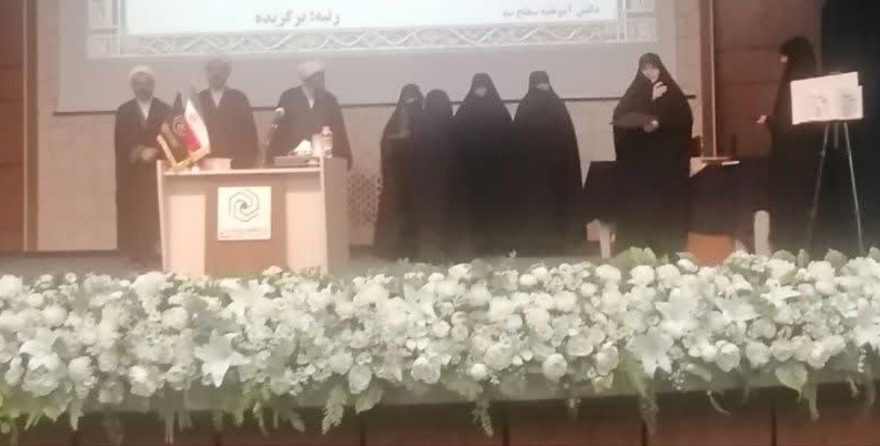 تجلیل از استاد و پژوهشگر حوزه علمیه خواهران هرمزگان، در اختتامیه هجدهمین جشنواره بانوی کرامت