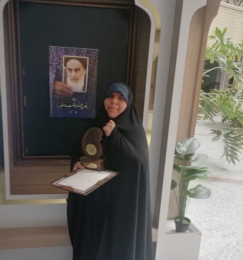 تجلیل از استاد و پژوهشگر حوزه علمیه خواهران هرمزگان، در اختتامیه هجدهمین جشنواره بانوی کرامت