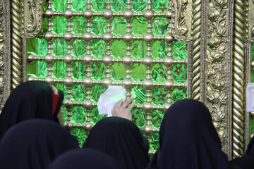 14_غبارروبی ضریح مطهر حضرت معصومه سلام‌الله‌علیها