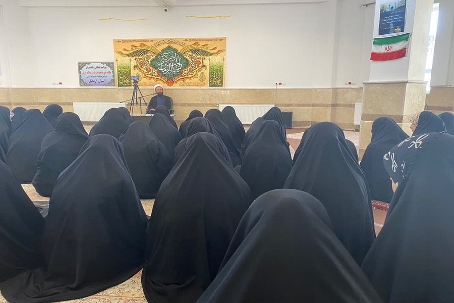 تصاویر/طلبه دارای استعداد برتر حوزه علمیه خواهران اردبیل تجلیل شد