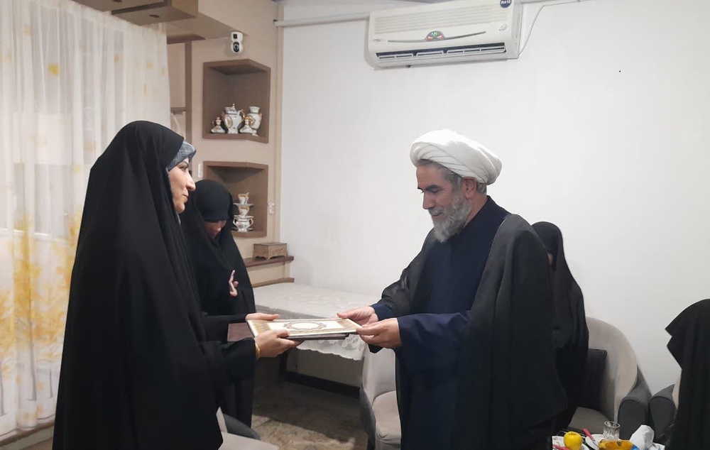 تجلیل از طلبه استعداد برتر حوزه علمیه خواهران قزوین در عرصه‌های تحصیل و پژوهش